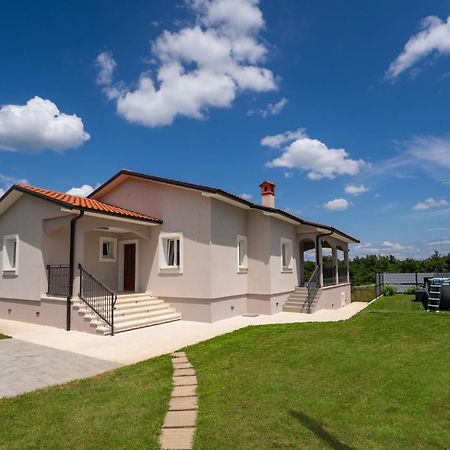 Holiday House Leana Pazin Exterior photo