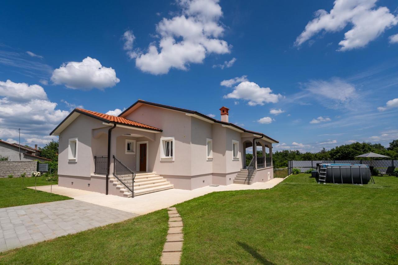 Holiday House Leana Pazin Exterior photo