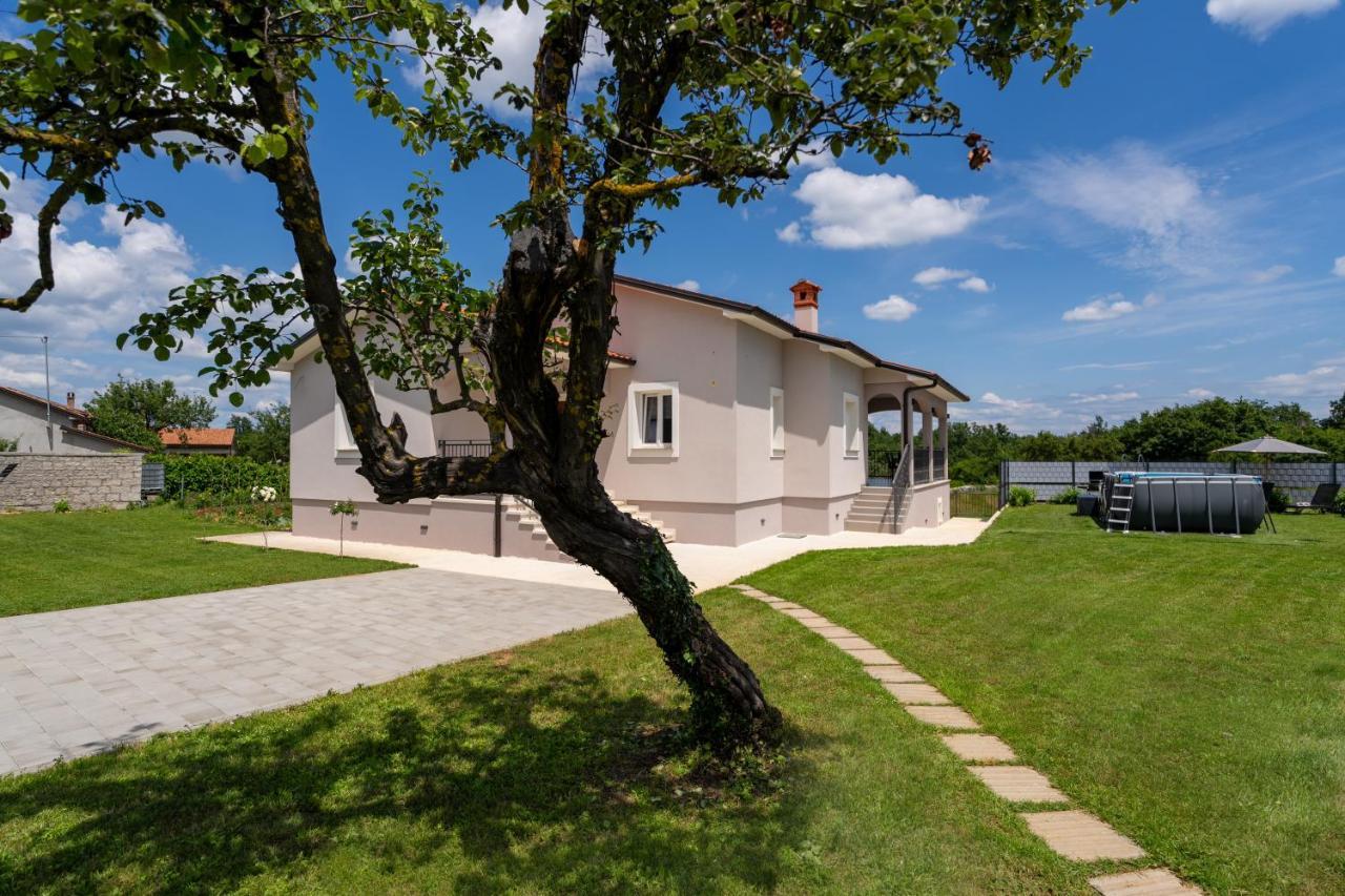 Holiday House Leana Pazin Exterior photo