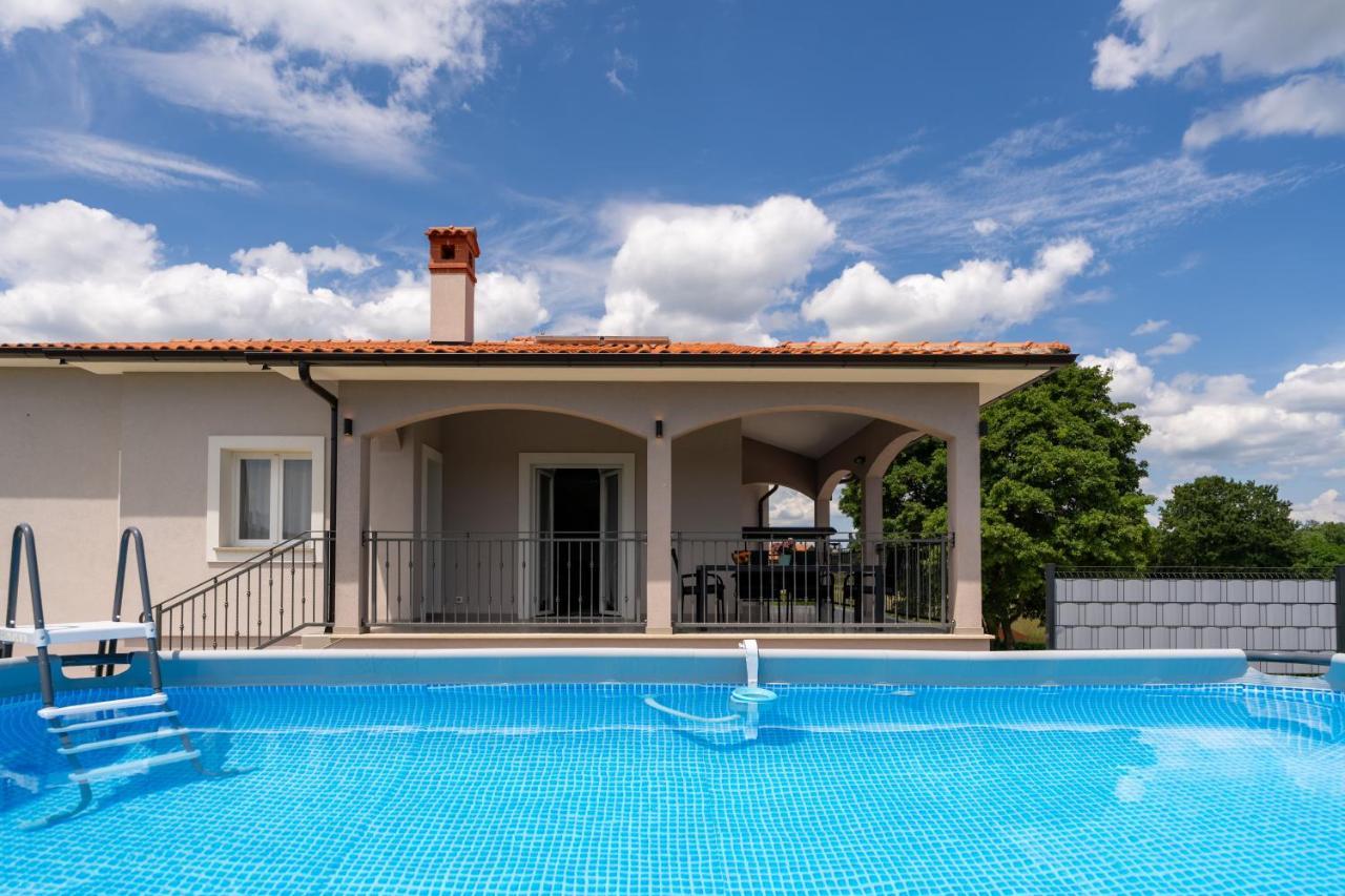 Holiday House Leana Pazin Exterior photo