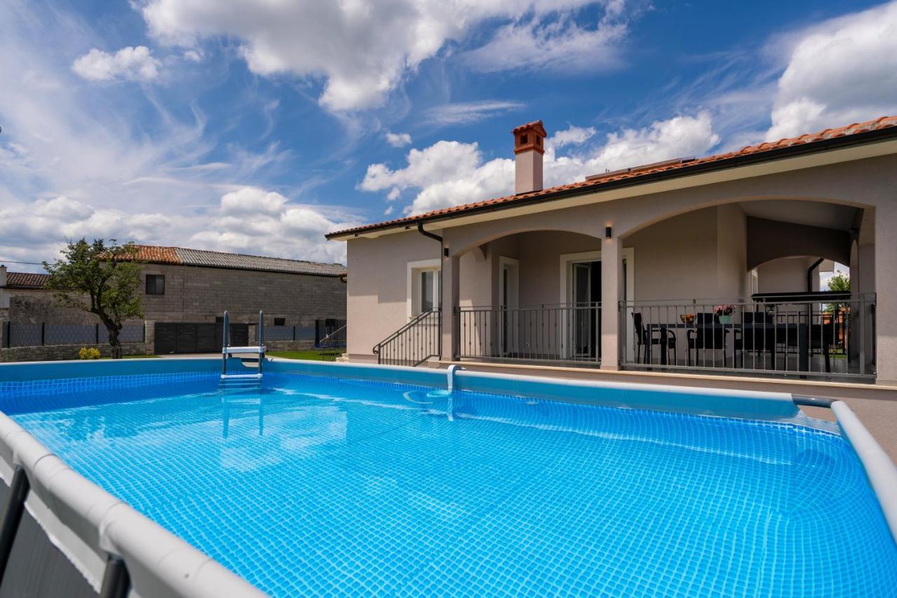 Holiday House Leana Pazin Exterior photo