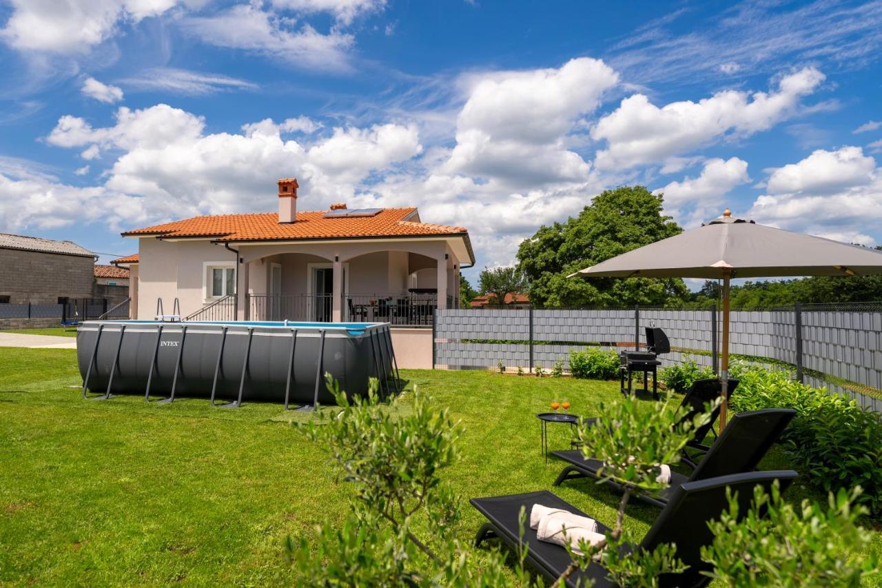Holiday House Leana Pazin Exterior photo