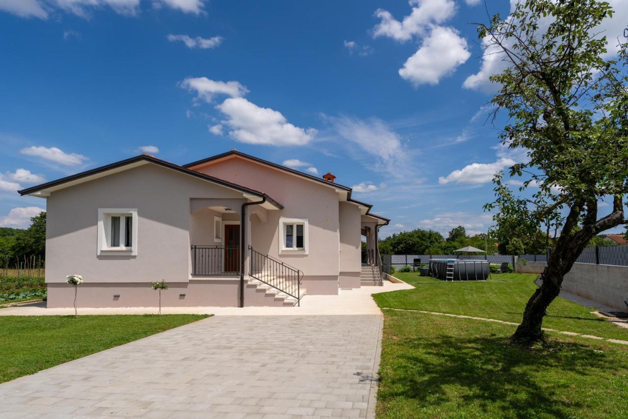 Holiday House Leana Pazin Exterior photo