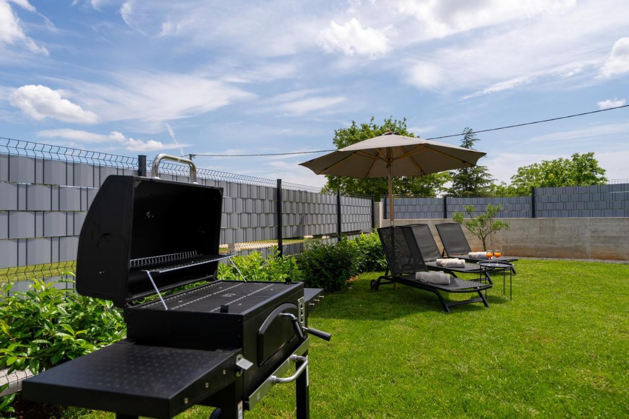 Holiday House Leana Pazin Exterior photo