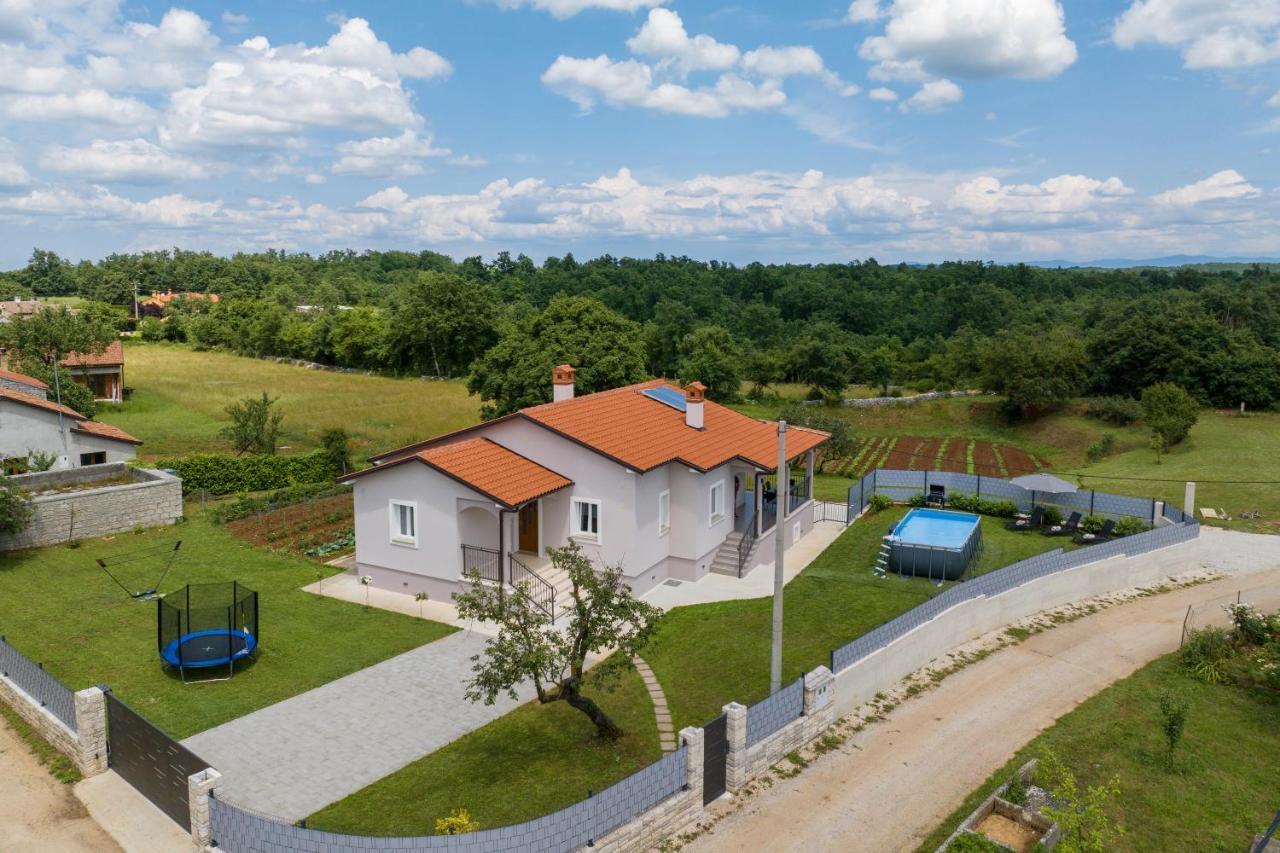 Holiday House Leana Pazin Exterior photo
