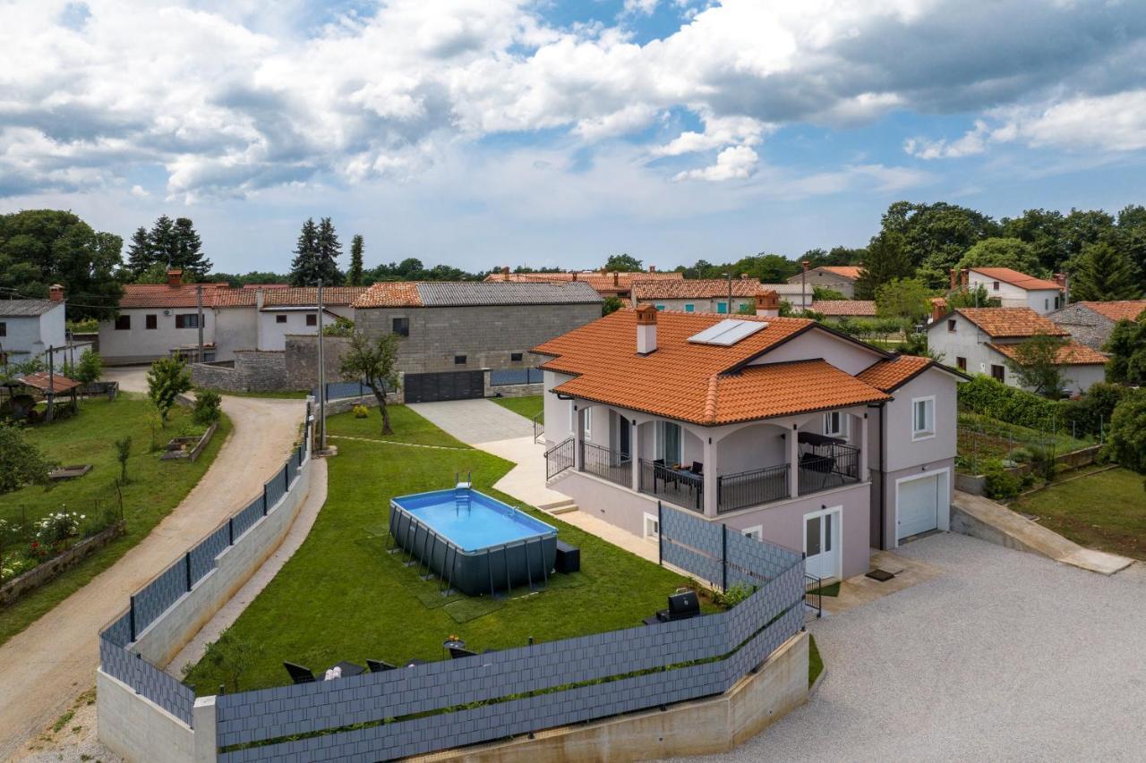 Holiday House Leana Pazin Exterior photo
