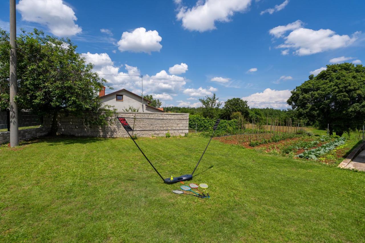 Holiday House Leana Pazin Exterior photo
